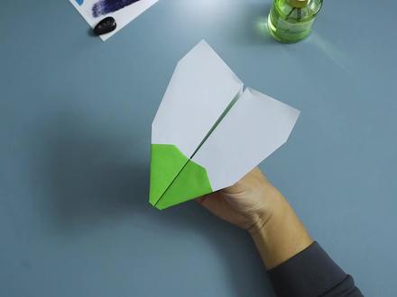 二段掠翼,双重锁身,飞得超远还能飞回手里的圣盔号纸飞机 #纸飞机#手工折纸 #童年的纸飞机 #回旋纸飞机