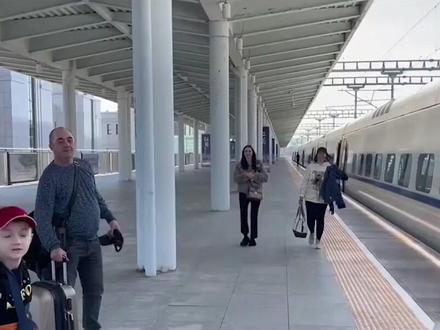 乌克兰老丈人因躲避战争,投奔中国女婿,被眼前城市繁荣景象震惊