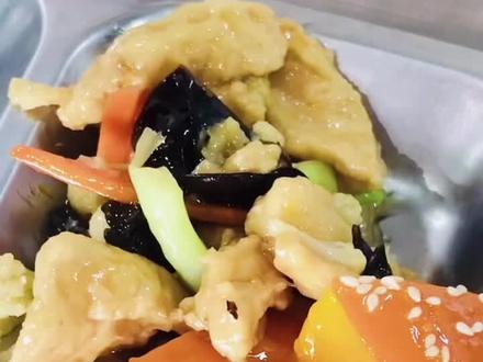 到中午啦,一起去和同学们吃饭吧🥰