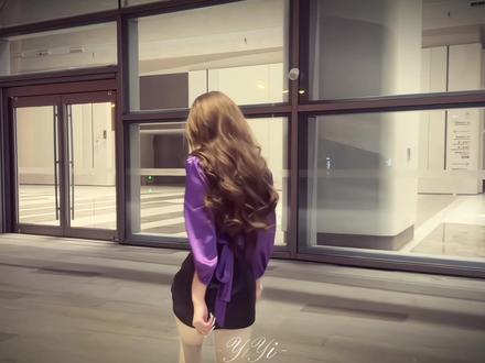 小皮裙 大波浪#小皮裙#大波浪#背影#paraskors派热糖心雪花手串