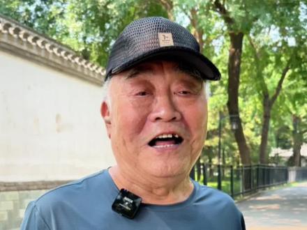 正黄旗北京大爷祖上竟是跟着皇上来的京城~老北京人提笼架鸟的讲究真不少#北京大爷 #鸟 #街头采访 #退休生活