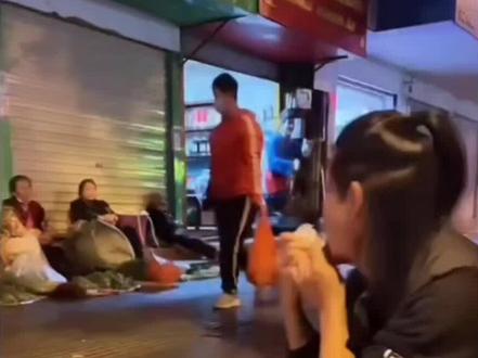 2022年11月20日
@🔥李师师🔥 湖南湘西优秀善良搞笑的主播李师师!晚上帮村里阿婆卖柚子,直播间粉丝小姐妹来找他还唱起苗歌
