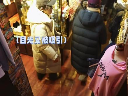 家轩就这样呆呆的在俄罗斯掏出了手机#时代少年团俄罗斯 #宋亚轩