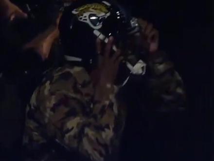 斯特林道具上阵施展嘲讽技能。彼得严决定要让大家知道谁才是正牌冠军!#ufc273