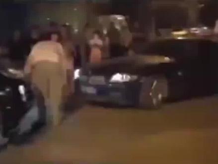 嚣张男司机恐吓女司机,反被对方当场撞废双腿