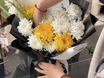 清明节菊花大花束包装及插花教程 一看就会的菊花大花束包装教程
标准的11朵大花束包装及插花教程
#菊花花束包装教程 #清明节花束 #花束包装教程 #零基础花艺 #花艺培训