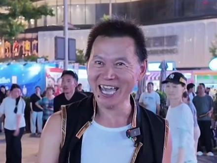 #小新Talkshow 【高原的快乐密码“给嘿嘿”】#给嘿嘿 “给嘿嘿”是藏语感叹词,也是藏族民众的“快乐密码”。“给嘿嘿”的大概意思是“奥利给”加“燥起来”,再乘以一头野牦牛的冲劲。跳舞喊、赛马喊、连牦牛顶架也都帮着喊——不是瞎起哄,这是高原版“情绪开机键”。按一下,烦恼全清空。复兴号驶上高原,5G连通牧场,人均住房面积从不足3平方米提升至41.32平方米。日子越来越好,传统不曾淡忘:天大的事,喝完甜茶再说。闲暇过林卡,自在起舞,藏着高原独有的生活智慧。压力大时不妨放声呐喊:给——嘿——嘿!西藏的快乐,向来简单纯粹。(邢一 姚为 张楠 赵延 白玛玉珍)#媒体精选计划 #精选主播说