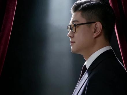 中安科,提示高估值风险 中安科,三天三板,他到底什么来头?咱们一起来看下。先看最亮眼的数据,股价短期暴涨超过30%,2025年前三季度归母净利润,接近2个亿,同比暴增了1748%,也就是翻了17倍还多!刺激吧?但是!反转来了。你猜它辛辛苦苦干主业,真正赚了多少钱?扣非净利润,只有区区43万!甚至,它的营业总成本23.76亿,比总营收23.65亿还要高,主业是在亏钱的。这说明什么?这近2个亿的利润,压根不是靠主营业务赚的,很可能来自资产处置这类一次性收入。这种利润根本不可持续!你现在追进去,追的可能不是业绩,而是一个随时会破的巨大泡泡。那它到底在涨什么?两个字:概念。市场在炒作它的云计算和算力题材。问题来了:中安科真的有算力业务吗?答案可能会让你大吃一惊。公司自己已经连续发公告澄清,目前主营业务是安保,没有任何算力业务相关收入!所谓的算力中心项目,还处在非常早期的阶段,连建设都没开始。这就是典型的“故事还没发生,股价已经讲完了”。我们再看谁在买,谁在卖。近5天,主力资金净流入接近2个亿,看起来很火爆。但在龙虎榜上,我们却发现有机构席位在净卖出超过1300万。这画面你品,你细品:游资在击鼓传花,而“聪明的钱”可能已经觉得太贵,在悄悄离场。最后看估值,它的市盈率已经超过50倍,而安防设备行业的平均值才27倍左右,贵了快整整一倍!所以,结论很清晰了。中安科这波大涨,本质上是一场由市场情绪和概念炒作主导的资金游戏。它的基本面根本支撑不起现在的高股价,高估值和羸弱的主业形成了尖锐的矛盾。短期看,市场的非理性情绪可能还会延续,但泡沫吹得越大,破裂的风险就越高,记得,投资有风险,入市需谨慎。#中安科 #算力概念 #财经 #A股