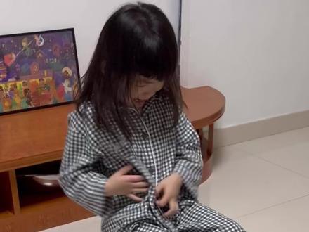 5月24日福建(发布)女孩听信同学说的坐男生凳子会怀孕,“坚信”自己怀孕了,吓得赶紧学电视里的方法摔下凳子,爸爸怎么解释都不听,爸爸:有没有可能你那肚子是因为吃太饱了。素材来源:@歆歆与老郑