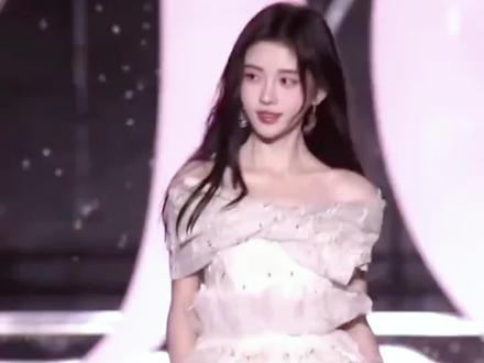 鞠婧祎在娱乐圈专注于自己,每一次的红毯造型都让人眼前一亮.#鞠婧祎 #明星红毯 #妆造 #娱乐圈的那些事儿