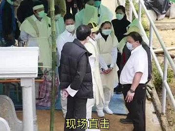 现场直击!郭富城陪方媛返安徽县城奔丧,夫妻戴孝在灵前跪别外公#郭富城 #方媛