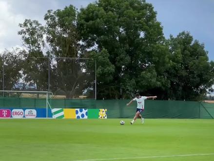 #罗德里 训练传接球,主打一个#松弛感 #西班牙队 #维维安