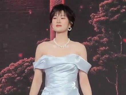 明明是豪门二公主,为何姚安娜总穿“杂牌礼服”?了解“浮光锦”,才懂是我们格局小了#姚安娜 #杨幂 #周深 #内容启发搜索 #影娱热点团