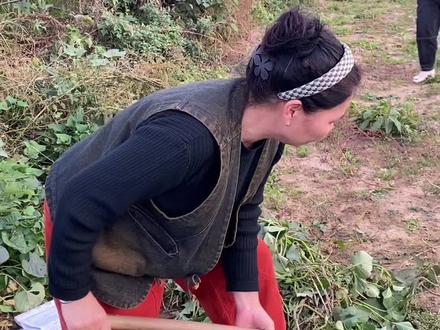 父母的财产都给了哥哥,而且父母有病没让嫂子伺候一天,父母看病都是花自己的钱,嫂子都不愿意,要让妹妹平推,你们说妹妹应该拿这钱吗? 妹妹说的有理吗?说说你们的看法#记录真实生活 #社会百态 #传递正能量