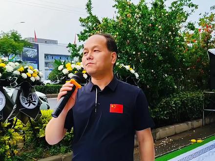 央视星光大道月冠军/乾县刘亚军在乡村深情演唱《父亲》 惊悉乾县原文化局副局长张振清先生去世,刘亚军来到老先生乾县洲小村的家中,用歌声以表哀悼,侍承孝道文化。