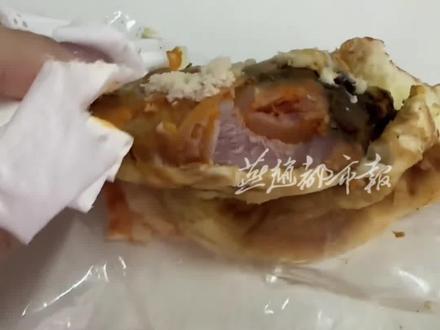 3月17日,黑龙江佳木斯,女子购买鸡腿面包,吃到一半发现鸡腿成黑色。店家称:鸡腿血管含有水分,经高温才变成黑色,鸡腿没有问题,可以放心食用。(视频来源:@🍎, )#食品安全 #面包