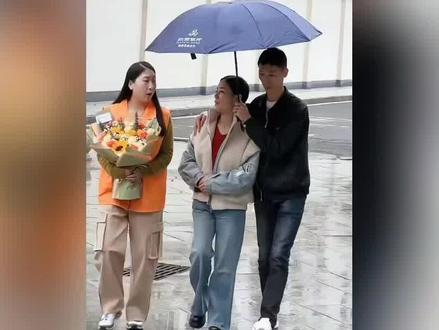 李鑫归乡,姐姐李林独守祖宅受尽欺负,爷爷老房被占墓碑不知所踪