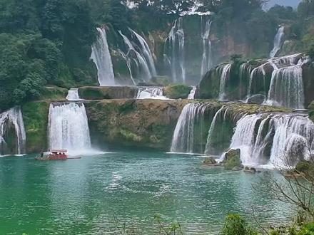 家人们这是2026年2月4日下午16:00的德天跨国大瀑布实况,一瀑跨两国,青山环碧水,大美广西欢迎您#德天跨国瀑布 #德天跨国瀑布攻略 #广西山水美如人间仙境 #广西山水风景 #广西旅游