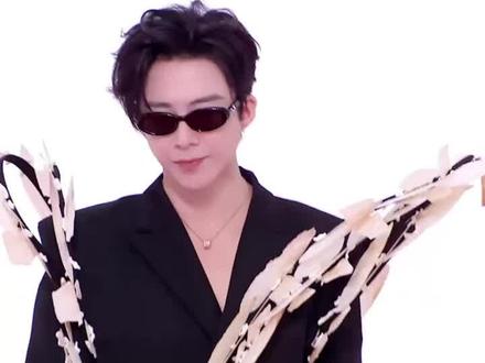 刘宇宁,今晚忙的脚都跑冒烟了
刘宇宁,跑完你的跑你的
妥妥的红毯主理人#星光大赏
#红毯主理人刘宇宁
@摩登兄弟刘宇宁