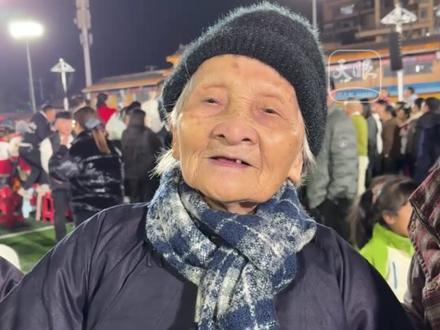 香港明星黄日华看到榕江“村超”球场挤满捐款的乡亲感谢感慨 (来源:@香港明星足球队 )#黄日华 #贵州村超 #香港