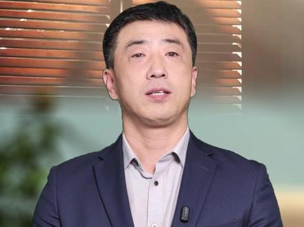 一脚踹开新时代大门!国产T800机器人真来了,18万起! 电影里的终结者T800走进现实了!2025年12月2日,众擎机器人发布全尺寸人形机器人T800,不仅能完成飞踢、回旋踢等复杂格斗动作,起售价更仅18万元。它体能超90%成年男性,续航达4-5小时。当科幻成为商品,我们迎来的会是变革,还是新的挑战?#人形机器人 #T800 #终结者走进现实 #众擎机器人 #科技伦理 #机器人格斗 #具身智能 #未来已来