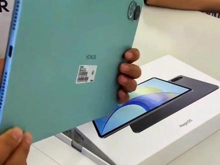 荣耀平板 X8 Pro 搭载 11.5 英寸 LCD 屏幕,拥有 2K 高清分辨率、86% 超高屏占比、120Hz 的高刷显示,支持多重护眼技术,同时搭配行业首创的环绕式六扬声器,支持人声增强 2.0。#荣耀 #平板电脑 #学生平板推荐 #数码科技 #平板推荐