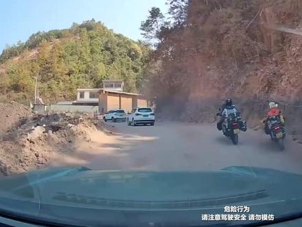 女子骑摩托车打滑失控飞下土坡
上演摩托版“飞驰人生”
当事人回应:人没事,千万别学我