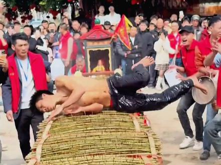 广东湛江传统民俗:滚刺床