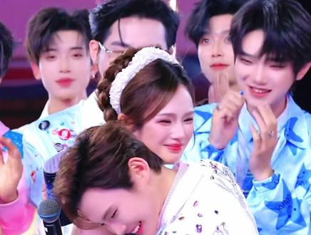 龙浩天瑶瑶顶峰相伴 #龙浩天瑶瑶合体 #龙浩天生日会 #龙浩天瑶瑶分手后首次拥抱 #真情流露 #太感动了 龙浩天瑶瑶分手九个月,我也跟着追了九个月,第一次看到他们拥抱,太好哭了吧😭@龙浩天🐲 (4.10中午12点生日庆) @瑶瑶小撑腰☀️