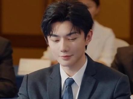 这部剧我看了五遍,小说一遍,广播剧一遍,每一遍都不一样都有更深层次的理解。我们并非是倾心于双男之情,而是樊霄和游书朗的人格魅力,一个是阴暗疯批的恶魔,一个是普度众生的菩萨,就像量子叠加态一样立体而复杂。阴暗和光明,善良和邪恶,痴情与欺骗,痛苦和幸福,压抑和爆发,卑微和高傲,馈赠和惩罚,在两个人身上疯狂的撞击,迸发出致命的吸引力!樊霄不爱男人不爱女人,只爱游书朗,我的爱人决定我的性取向,不是我的性取向决定我的爱人!他们不是简单的同性相恋,而是彼此的救赎,于千万人中,撞破黑暗,相拥成光!这样灵魂契合的,纯粹炽热的爱情,我们这辈子都不会有,所以才心向往之,才久久不能释怀。#触及真心 #回忆#你是凭实力刷到我的