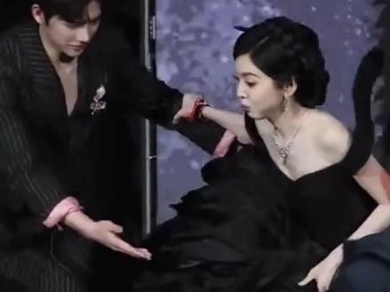 #章若楠走红毯被裙子绊倒2次 因裙摆太大,同行的王安宇想扶扶不到😂#章若楠 #红毯 #王安宇 #微博之夜