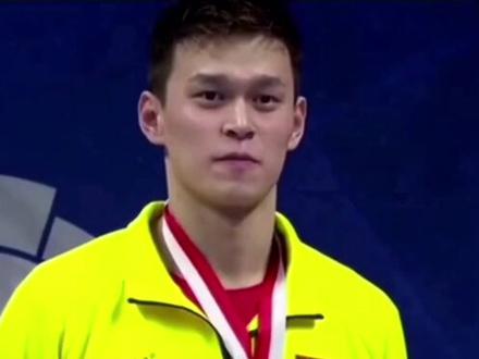 #中国发展有你有我 比拿金牌更让人感动,孙杨的这一举动让国人点赞👍,维护国旗的尊严,就是维护国家的尊严!