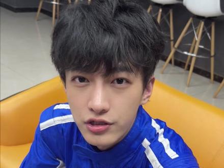 我去!小哥哥居然是以湖南省第一!全国综合第二考进的中传播音系!属实是我不配!#高颜值学霸 #宝藏男孩 #阳光男孩