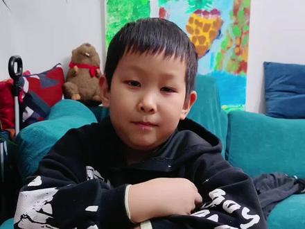 脑筋急转弯#脑筋急转弯 1. 什么动物天天熬夜?答案:熊猫(黑眼圈都出来了)
2. 什么动物最容易摔倒?答案:狐狸(因为它很狡猾=脚滑)
3. 什么动物最爱贴在墙上?答案:海豹(谐音“海报”)
4. 什么动物最没有方向感?答案:麋鹿(谐音“迷路”)
5. 什么动物最怕水?答案:鸡(谐音“机不可失=湿”)