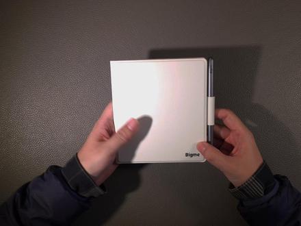 只适合 3 类人?一台把「操作体验」放在第一位的阅读器|大我 这期视频,我没有从参数聊起。
因为在我看来,
很多阅读器用起来顺不顺手,
并不是配置就能决定的。
大我 B751C S 是一台定位非常明确的阅读器。
它并不追求硬件强悍,
而是把操作体验放在了一个非常靠前的位置。
所以它并不适合所有人,
但如果你的需求,
正好落在它所强调的这些点上,
那这台设备的设计逻辑,其实是说得通的。
这期视频,我主要从实际使用的角度,
聊一聊它适合哪三类人,
以及它在系统、操作方式和外观设计上的取舍。
希望这条视频,
能帮你在选阅读器之前,
少走一点弯路。
#电纸书 #墨水屏 #电子书阅读器 #彩色墨水屏 #Bigme