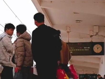 网友将凌晨的高铁当成晚上坐,到站后发现车早就开走了,提醒:买0点以后车票的人日期要往前推算一天,“经常有人把早上和凌晨搞错”#春运 #车票 #时间