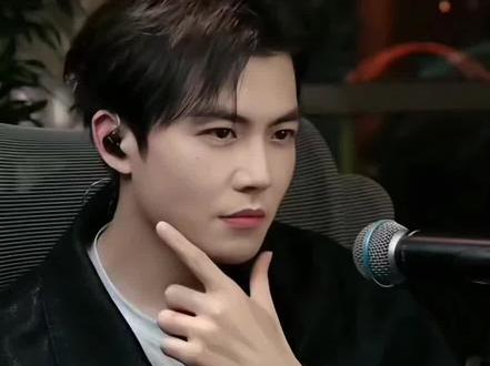 亦山谈自己热搜第一事迹,这波让他给装到了😎老登确实帅,就是有点飘了😂#亦山13#热搜#开心元元@开心元元#直播录屏分享