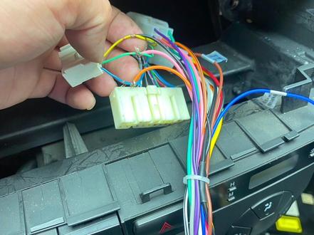老款两门版的丰田RAV4,安装大屏导航,方控线接线图