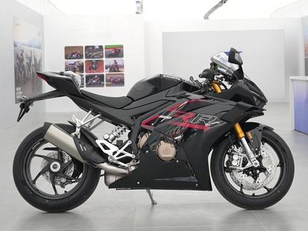 谁说仿赛只挑大高个?500RR用795mm亲民座高+窄坐垫设计,承包全身高骑士的四缸梦!不挑身高,不妥协性能,每个人都能驾驭的四缸仿赛!
#张雪 #500RR #身高友好仿赛 #四缸梦无门槛 #摩托车