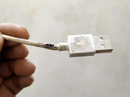 手机充电线器破皮断裂怎么办?教你个好方法,修复完好看又耐用#手机充电器线破皮断裂怎么办 #手机充电线根部破皮断裂 #生活妙招分享 #小发明大作用 #科普知识 #充电线 #电子电工 #涨知识了 #充电器线断了