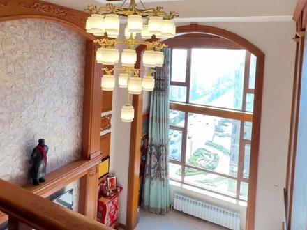 我是第一次看到客户在家里摆放伟人雕像,当他负手而立,出现在我录制的屏幕中,那一刻突然想到我们小时背诵:“待到山花烂漫时,她在丛中笑。”现在就是他们心中的山花烂漫时吧。看,这盛世如你所愿:国泰民安,繁荣昌盛。经历岁月变迁,悲喜沧桑,我们的华夏大地绽放这耀眼光芒。新时代的中国,如此波澜壮阔,普通百姓安居乐业,我们这座北方的小城,就这栋房屋来说192平米装修就花费七八十万,价值都是以百万计算的,这样的生活是他们当时无法想象的富足。如今真如他们所期望那样,我们在这个繁华的时代享受着和平与安宁,我们要永远铭记他们。我想房主夫妻也一定是极具爱过情怀和民族自豪感的人,正因如此我个人也是特别喜欢这套房子。希望它能快点等到和它同频的新主人。#金色世家 #齐市二手房