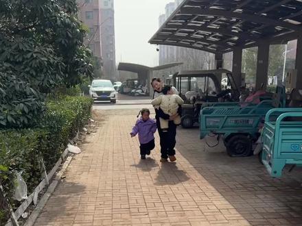 过年家里摆上这么一大袋玉米软糖,亲戚朋友都夸你真会买!它不仅好吃,而且寓意也很好,新的一年就像这玉米一样,甜甜蜜蜜,节节高升。它的味道特别浓,是小时候的味道,吃起来软糯香甜,大人小孩都爱吃。趁现在还能发货,赶紧多囤几袋,留着过年吃。