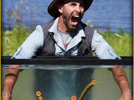 狼叔冒险记:潜伏冰冷河道,生擒堪比水獭的巨型蝾螈。 #野外探险 #冒险 #狼叔荒野探险 #挑战 #蝾螈