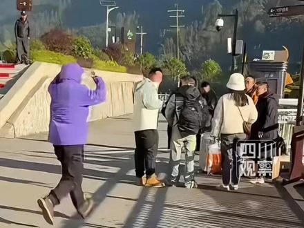 #林北见女友高兴得直蹦 11月19日,“荒野求生第一深情”林北晋级决赛后,女友去张家界见他。林北一路小跑抱起,各种秀恩爱,狂撒“狗粮”:不是幻想出来的。#林北见女友说不是幻想出来的