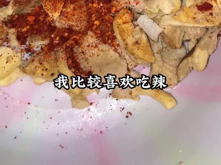 今天带一坨去找菌啊,同时教一下大家石灰菌怎么吃,不然浪费了。#创作灵感 #新农村计划2022 #野生菌 #乡村守护人 #大自然的馈赠