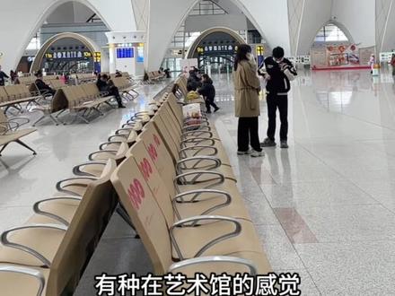 南昌东站,是我见过最美的车站,设计灵感源自《滕王阁序》的“霞鹜齐飞”,白色三联拱穹顶像展开的羽翼,你们见过最美的车站是哪里呢?#南昌东站 #最美车站 #高铁站 #美根东站 #返程路上