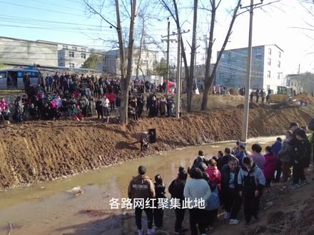 直击贾鲁河上游梨园河泉水复涌第11天,令人放心水依旧很大很清 贾鲁河上游梨园河这股泉水出现的很突然,从12月4日喷涌,已经过去了十天,起初网友们担心的水从哪里来?会不会持续不就就消失?今天看来,很令人欣喜,水量依旧,水质更清澈。梨园河当地也积极行动,对河道和沿河杂草枯树垃圾进行了整理,这里变得更整洁有序,现场热闹的像赶庙会,美丽的梨园河、贾鲁河未来可期!#贾鲁河 #梨园河 #郑州大民生 #郑州头条 #直击现场