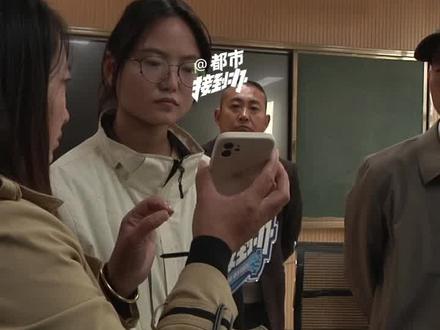 11月8日,河南,郑州,高考要报名,学校要先收两万块钱?“孩子转学了学校说是学籍保留费”按照相关规定,保留学籍转学或涉嫌违规 #河南dou知道