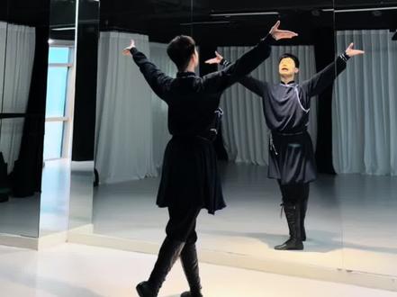 《弥渡山歌》“和而不同,美美与共”民族的就是世界的,民族大集合✌️仙女们要的教程来咯来咯🧚♀️❗️❗️❗️
1️⃣48秒前0.8倍速后背数节奏合音乐
2️⃣48秒~2分46秒后背超详细讲解
3️⃣2分46秒后原速后背数节奏合音乐
希望仙女们可以学会这支好听的音乐好看的舞蹈哟💃 原创:妙舞阁
#零基础教学 #弥渡山歌 #弥渡山歌舞蹈 #霓裳舞袂舞蹈工作室 #民族舞蹈舞出民族特色