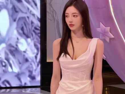 得体且优雅。
#优雅永不过时 #活动现场 #礼服